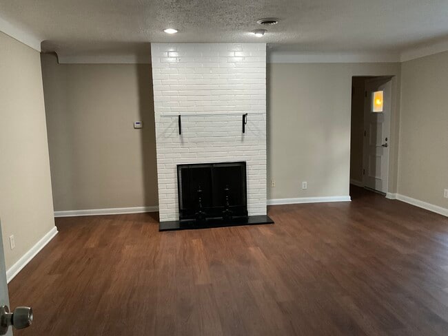 Photo - 634 Wiltshire Blvd