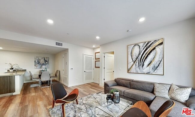 Photo - 1070 S Bedford St Unidad 304