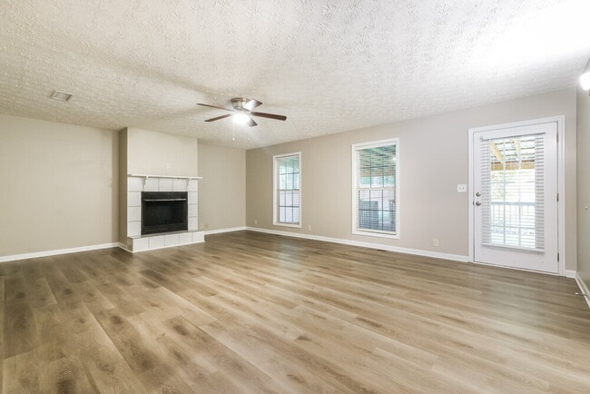 Photo - 142 Old Hampton Way