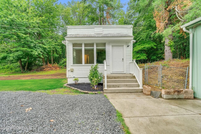 Photo - 302 Schoolhouse Rd