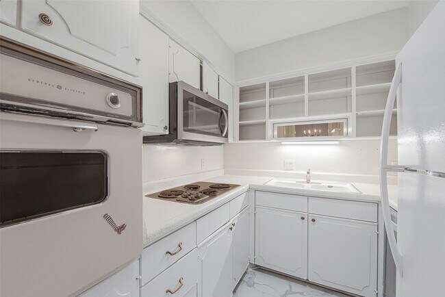 2601 Bellefontaine Unit B309