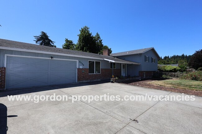 Photo - SE Molt St - Milwaukie mid-century split l...