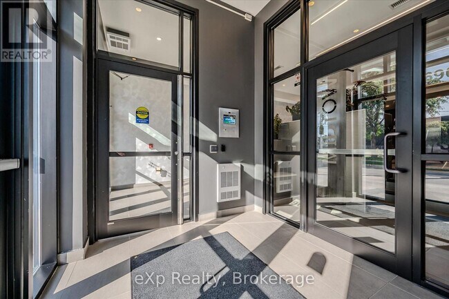 Photo - 690 King St W Unité 202