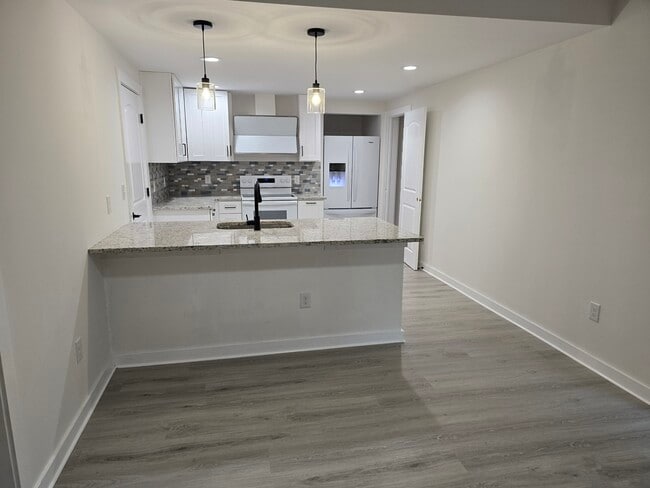 Building Photo - 200 Towne Overlook Dr