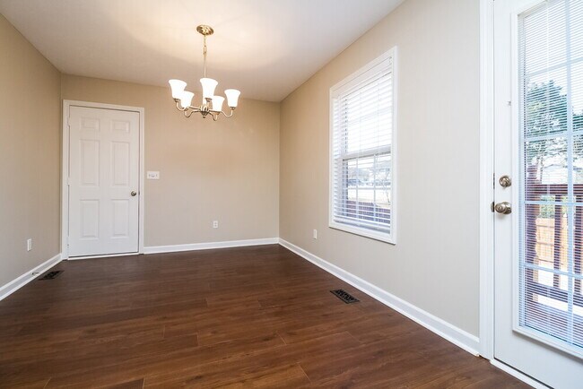 Photo - 304 Acorn Ct