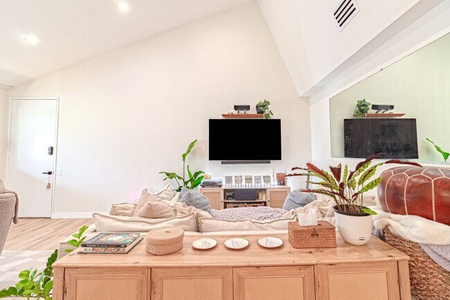 Photo - Beautifully remodeled top-floor 1b/1b cond...