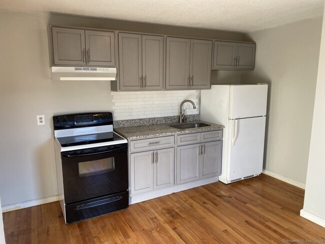 Building Photo - 1 Divinity St Unit 3F