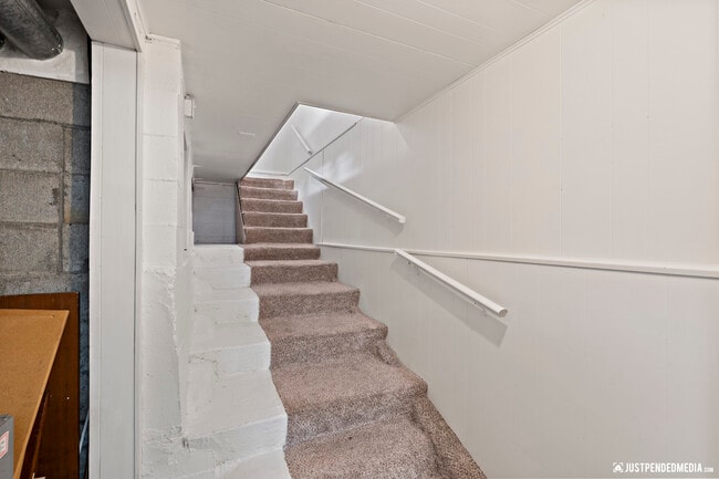 Photo - 1417 Karluk St