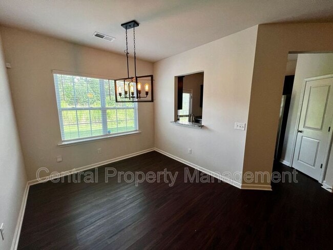 Photo - 43 Moorlyn Ln
