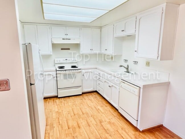 Photo - Very nice 2 Bd/2 Ba, 1180sf end-unit Condominium unit in University Heights available 08/01 for l... Unidad 407