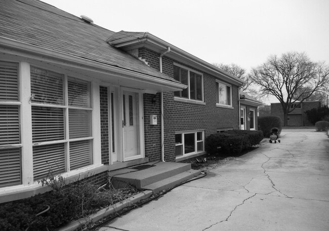 Building Photo - 814 South La Grange Road Unit Rear 2 Rental