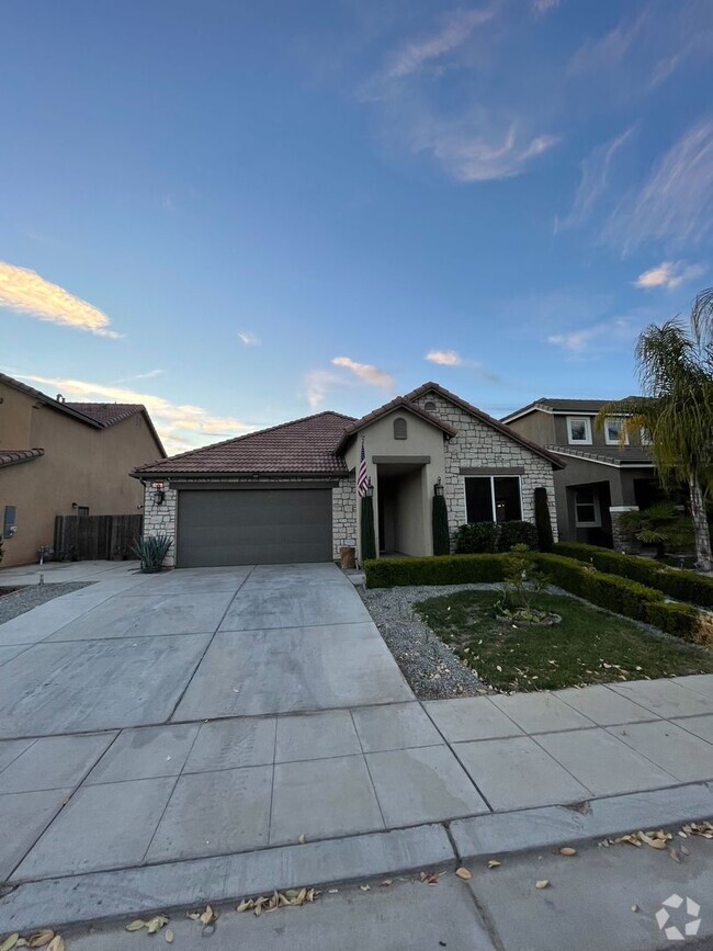 Building Photo - Stunning 4-Bedroom Home with Waterfall Fea...