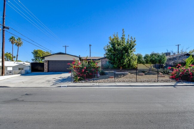 Building Photo - Paradise Palms – No neighbors behind you –...