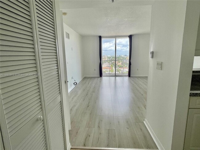 Building Photo - 900 SW 8th St Unit 1505