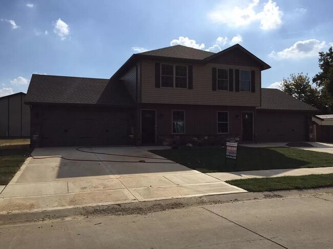 Photo - 414 Red Bird St Townhome
