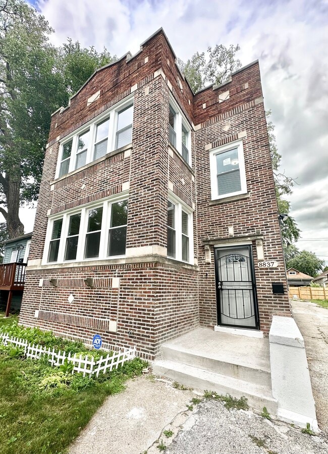 Building Photo - 8837 S Wallace St Unit Apt 2 - $1,800
