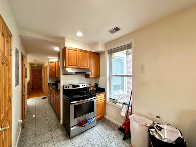 Building Photo - 10 Moreland St Unit #2