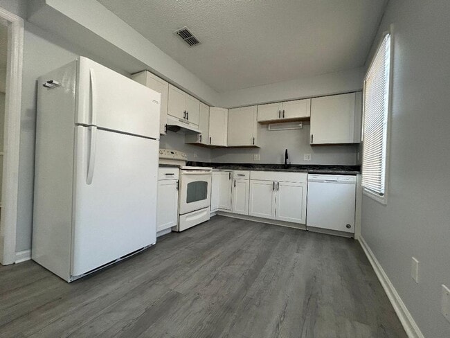 Photo - Spacious 3 bed Town Home!