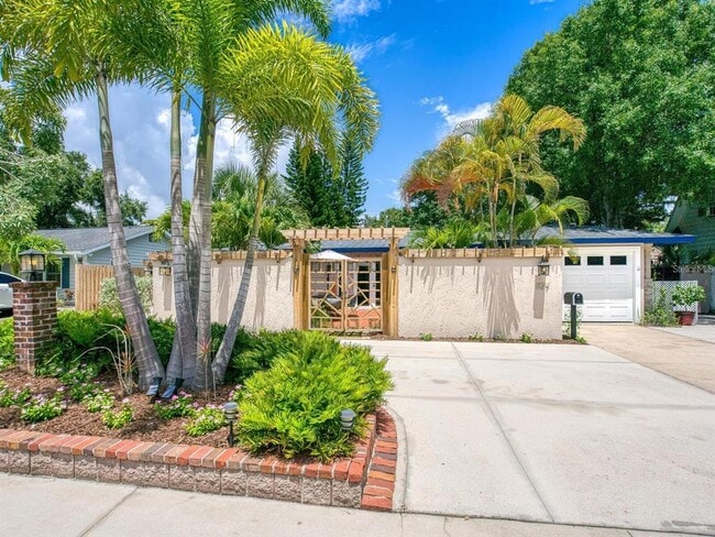 Building Photo - 1127 S Osprey Ave