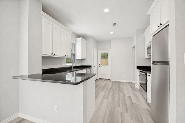 Building Photo - "Charming 3-Bed Home with Granite Elegance on East Pecan Street, Sherman, TX!"
