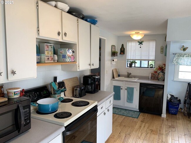 Kitchen - 325 8th Ave House