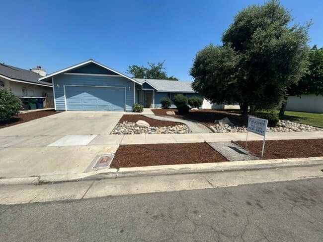 Building Photo - Nice home in Northwest Tulare neighborhood near schools