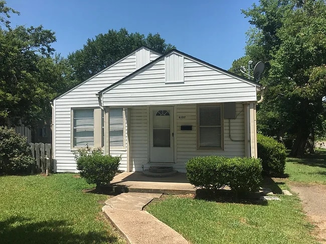 Building Photo - 6102 Live Oak St