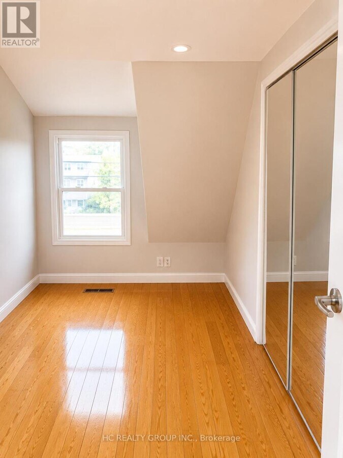 Photo - 653 Bathurst St