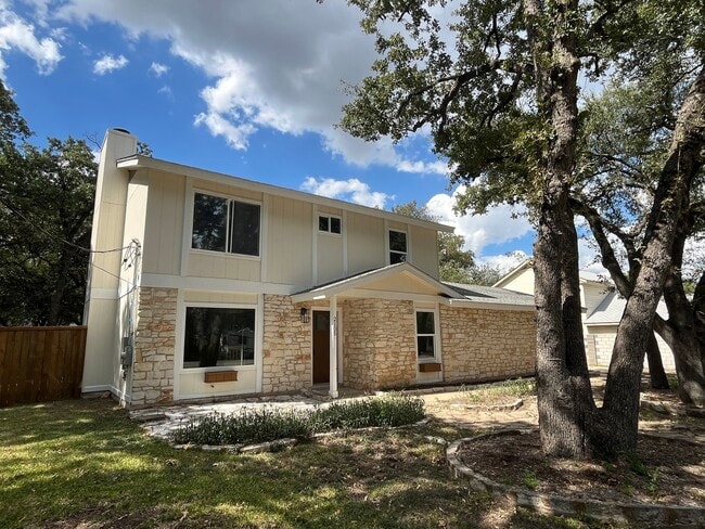 Building Photo - JUST RENOVATED 4/2.5 IN GREAT LEANDER LOCA...
