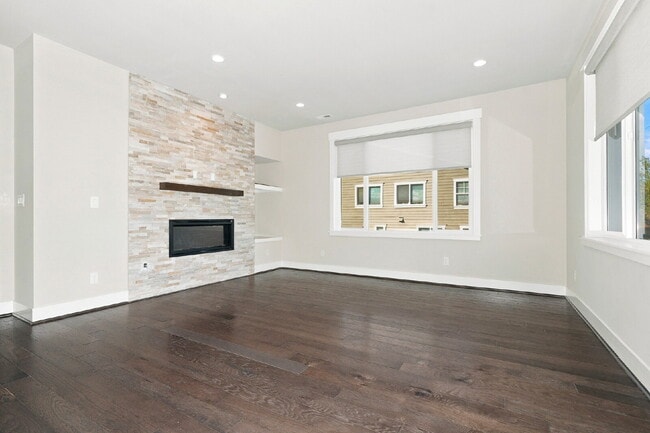 **Beautiful Sammamish Home in Desirable Canterbury Park**- AVAILABLE NOW FOR RENT!!