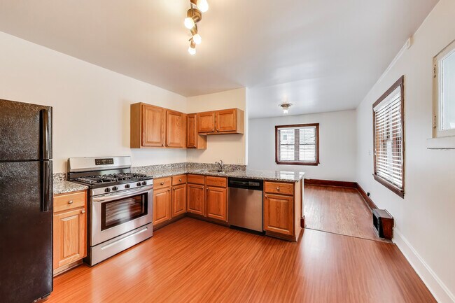 Photo - 1424 Lake St