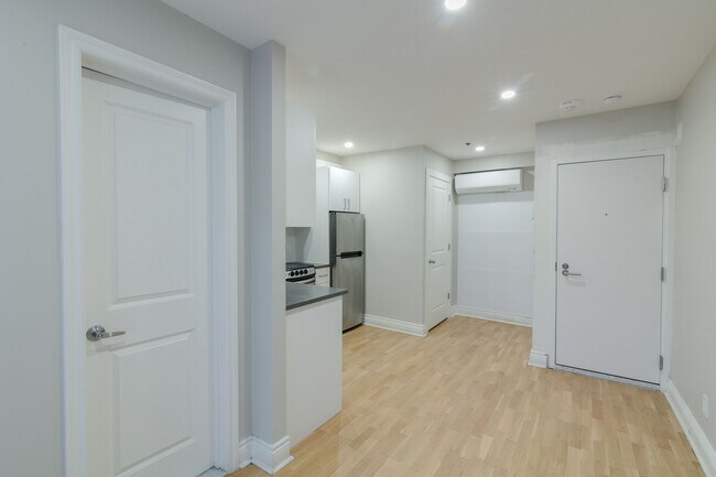 Photo - 25 Av des Pins O Unit 433
