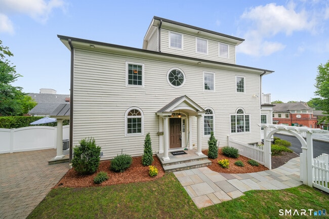 80 E Putnam Ave