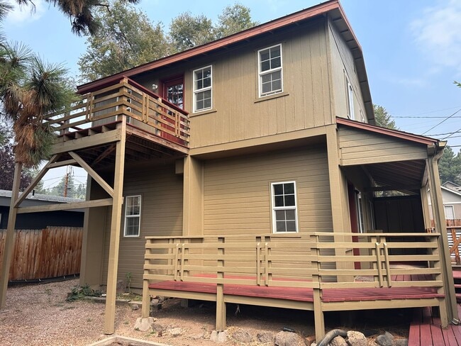 Building Photo - 1018 NW Ogden Ave Unit #3 Rental