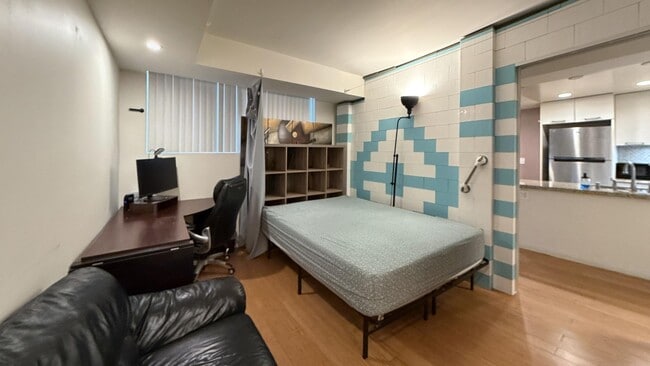 Building Photo - 1154 S Barrington Ave Unit 53