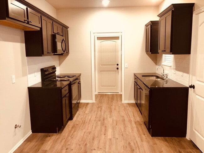 Photo - 3 bed 2 bath with 2 car garage duplex for rent in Edmond near Broadway and 2nd Street!