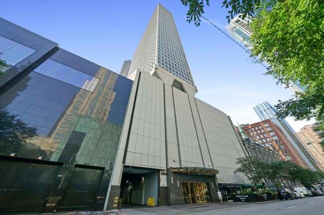 Building Photo - 111 E Chestnut St Unit 36B Rental