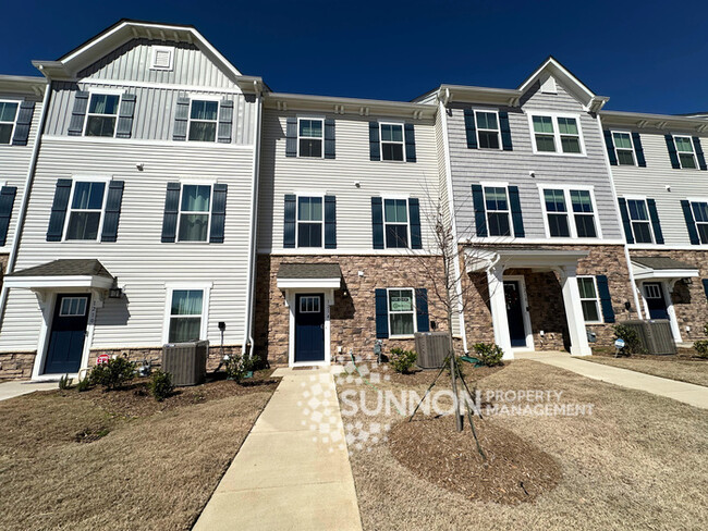 Spacious 3-Bedroom Townhome in a Prime Loc... - Spacious 3-Bedroom Townhome in a Prime Loc...