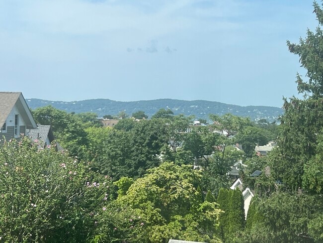 Living Room and Front Bedroom View - 41 Hudson Terrace Unidad Apt 1