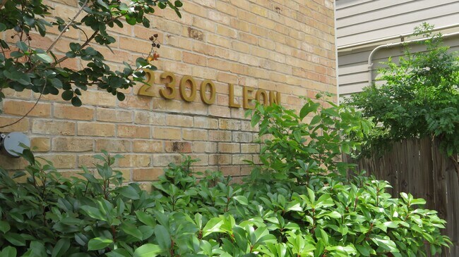 Photo - 2300 Leon St Casa