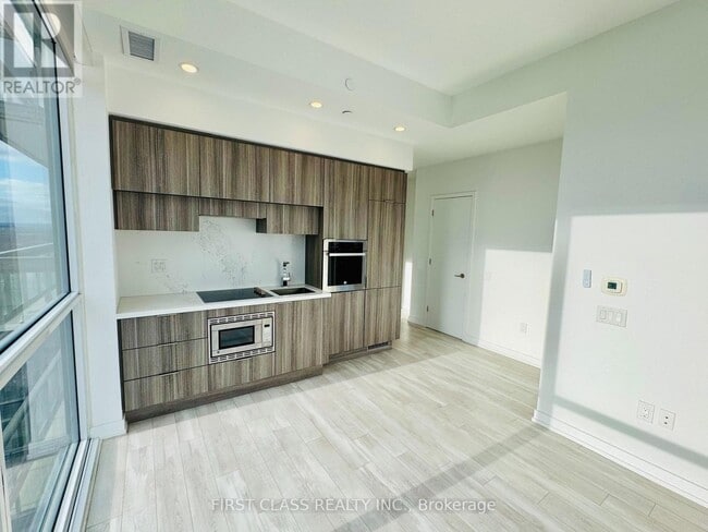 Photo - 39 Roehampton Ave Unit 3905