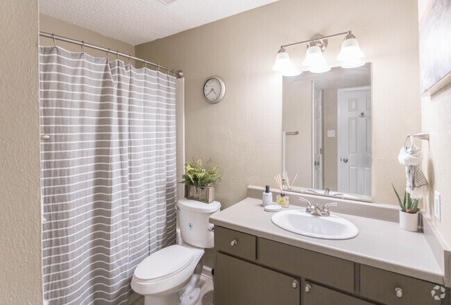 2BR, 2BA - 962 SF