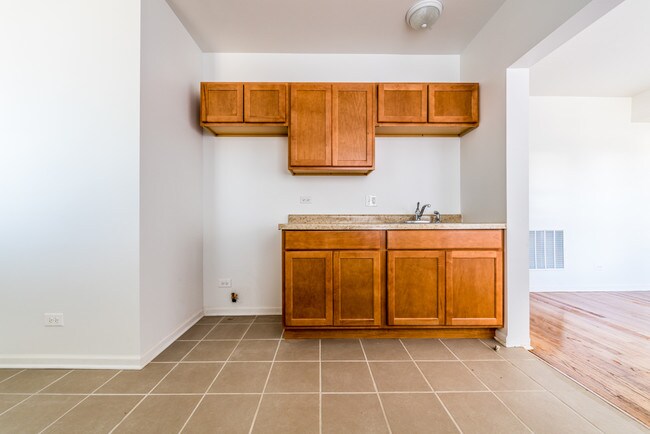 Photo - 404 School St