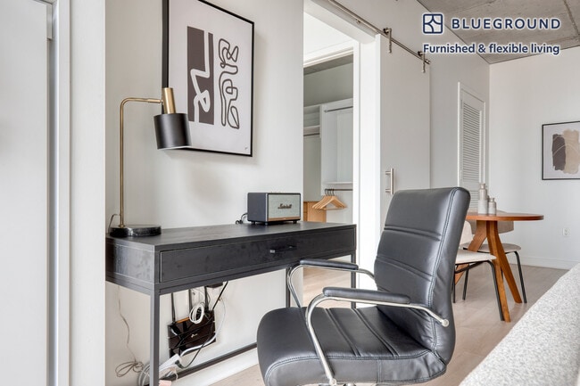 311 W Illinois St Unit GO FL15-ID825