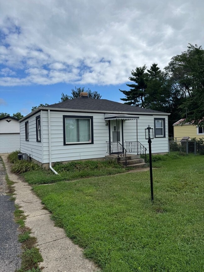 Building Photo - Two Bedroom One Bathroom Home in Machesney...