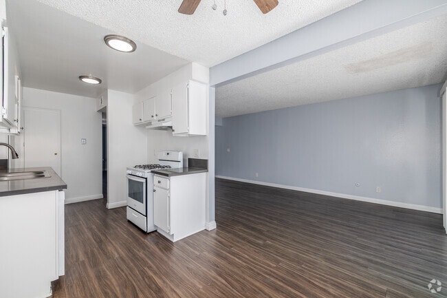 1BR, 1BA - 733SF - Living Room - Stillmore Apartments