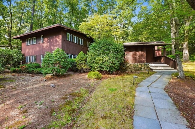30 Peacock Farm Rd
