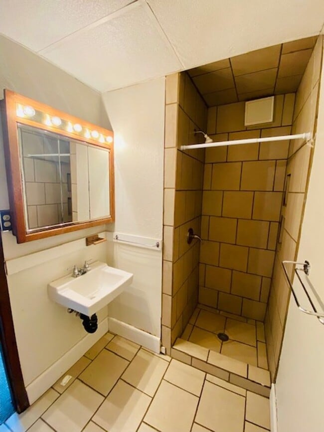 Photo - 1237 E Walnut St Unit B