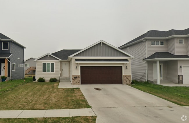 Building Photo - 4 Bed 3 Bath Single Family Home