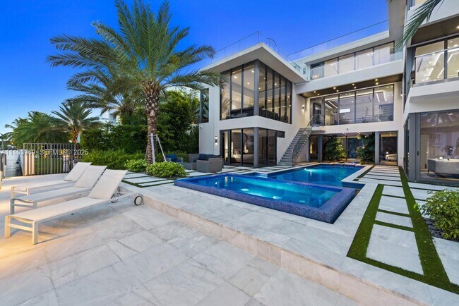 440 Mola Ave